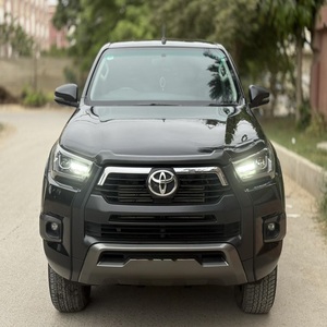 Pickup Toyota Hilux d'occasion-Faible kilométrage, bien entretenu, prêt pour les 4x4 | Outil de travail fiable pour la conduite tout-terrain et quotidienne - Product Image 1