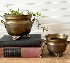 Maceta de latón duradera hecha a mano con diseños intrincados para una exhibición elegante de flores y plantas ornamentales en interiores - Product Image 1