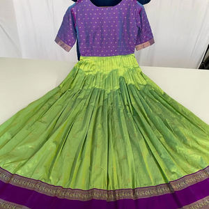 Boutique indienne dernière robe exclusive ensemble soie tissu fantaisie travail pour la fête vêtements ethniques le plus à la mode élégant magnifique - Product Image 1