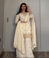 Fournisseur en gros de vêtements pour femmes : Achetez en ligne des Kurta / Kurti hauts et pantalons Palazzo indiens et pakistanais, décontractés, festifs, élégants et sexy.