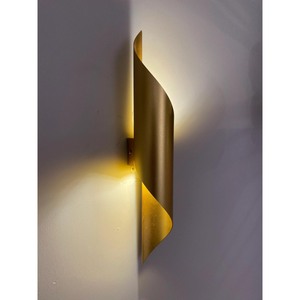 Applique murale en spirale en laiton, design moderne, télécommande, lumière murale LED B22, intensité variable, couleur personnalisable, excellente qualité, vente en gros - Product Image 1