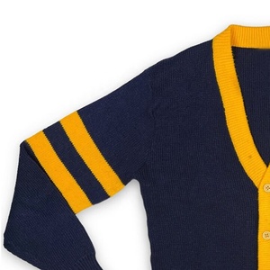Cardigan à col en V de haute qualité, devant personnalisable avec des logos de collèges, design à boutons, plusieurs tailles, fraternité universitaire, sororité - Product Image 3