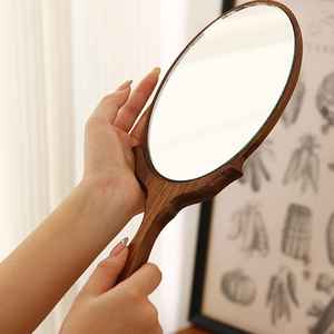 Elegante espejo de mano de madera hecho a mano de madera natural, que ofrece un acabado suave y un aspecto elegante para el uso diario. - Product Image 3