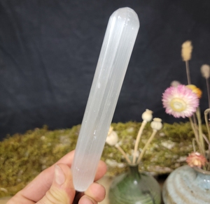 ไม้นวด Selenite มีด้านตรงและปลายกลมขัดไม้กายสิทธิ์ถูกออกแบบมาเพื่อใช้กับการนวดบำบัด - Product Image 2