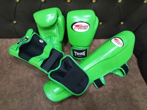 ถุงมือ MMA ยี่ห้อ Twins Custom Brand แบบสวมใส่สบาย สำหรับมวยไทย มวยสากล คิกบ็อกซิ่ง พร้อมสนับแข้งหนังวัวแท้คุณภาพพรีเมียม ปรับขนาดได้ด้วยตะขอ - Product Image 5