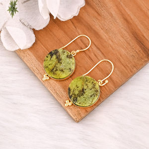 Boucles d'oreilles en laiton plaqué or avec pierres précieuses, opale verte, boucles d'oreilles pendantes élégantes en laiton avec brillance et finition - Product Image 3