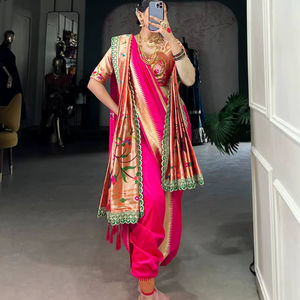 Collection de saris en soie jacquard de créateur indien pour les femmes festives Travail de tissage traditionnel rose Paithani Zari pour les occasions de fête - Product Image 1