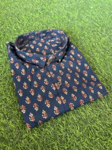 เสื้อเชิ้ตผู้ชายดีไซน์ใหม่สำหรับฤดูร้อน ผ้าฝ้ายแท้ พิมพ์ลายด้วยมือแบบอินเดีย ราคาโรงงานขายส่ง เสื้อเชิ้ตลำลองกันยับสำหรับฤดูร้อน - Product Image 1