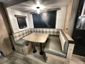 Autocaravana Usada 2025 F-o-r-e-s-t R-i-v-e-r S-o-l-a-i-r-e 243BHS, Camioneta para Campamento, Casa Rodante - Product Image 5