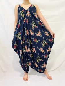 Nouvelle collection été 2023 pour femmes : Combinaison 100 % coton à col en V, coupe trapèze, imprimé graphique, style décontracté et ample à jambes larges - Product Image 3