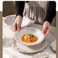Klassische Relief-Porzellan-Platzteller mit massivem Barock-Gravurdesign, rundes Geschirrset für Hochzeiten und Partys
