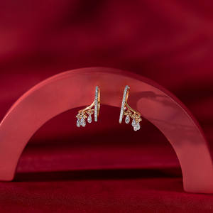 ต่างหูเพชรทรงห่วงเรียวบาง ดีไซน์หรูหรา ทอง 18K สำหรับผู้หญิง เหมาะเป็นของขวัญงานแต่งงาน งานหมั้น หรือวันครบรอบ  เครื่องประดับคุณภาพ - Product Image 4