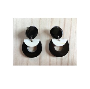 Pendientes de aro de cuerno de búfalo tallado orgánico al por mayor pendientes de gota en forma de corazón de moda de mujer eco-consciente animal náutico - Product Image 3