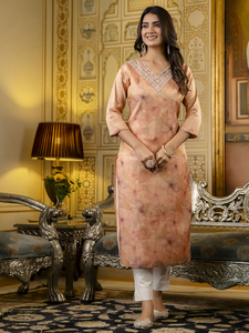 Fournisseur en gros de Kurta droit en soie mélangée brodée pour femmes avec des coutures fines, coupe confortable, disponible en grande quantité - Product Image 2
