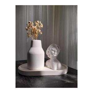 Set di 3 vasi con figure femminili e oggetti decorativi e piatti e vasi ovali e statuette e oggetti decorativi - Product Image 3