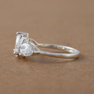 Bague de fiançailles personnalisée à trois pierres avec diamants de laboratoire taillés en poire, bague cadeau d'anniversaire en argent sterling certifiée IGI - Product Image 5