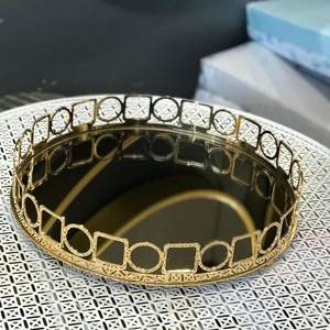 Plateau élégant en métal et miroir, idéal pour recevoir des invités et présenter les repas à la maison - Product Image 5