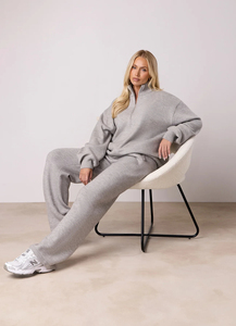 Ensemble de survêtement pour femme en tricot gris clair à col cheminée et fermeture éclair intégrale, tenue en tricot côtelé doux, idéal pour se détendre, voyager ou porter en hiver - Product Image 4