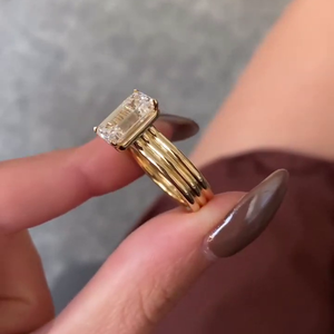 Bague de fiançailles pour femme avec diamant de laboratoire taille émeraude couleur F de 3,50 carats et bande à trois tours, certifiée IGI - Product Image 3