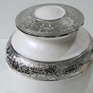 Urna de cremación metálica de aluminio elegante con diseño de bandas antiguas utilizada para mantener las cenizas de los humanos de forma segura - Product Image 6