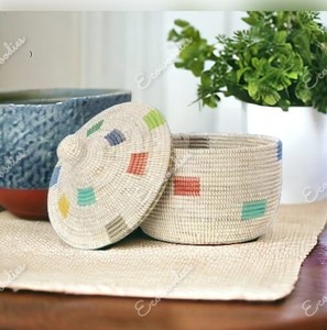 Cesta de almacenamiento de cuerda de algodón tejida hecha a mano con tapa Mini cesta de almacenamiento tejida Baby Toyts Contenedor de cosméticos para el hogar Hotel - Product Image 1