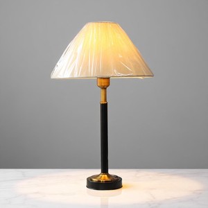 Lampe de table de luxe en métal pour la décoration d'hôtels, de maisons et de salons - Product Image 1