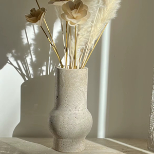 Vase à fleurs décoratif en marbre travertin avec finition lisse pour les intérieurs contemporains de maisons et d'hôtels - Product Image 1