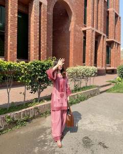 Salwar Kurta de algodón pesado tradicional con espejo bordado a mano - Product Image 3