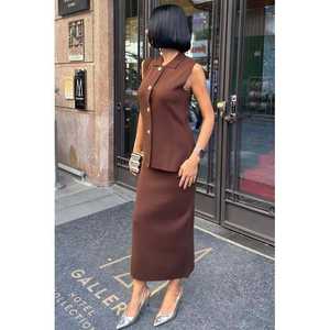 Conjunto de Blazer Midi 10230 con Detalle de Botones Dorados y Chaleco, Estilo Elegante - Product Image 4