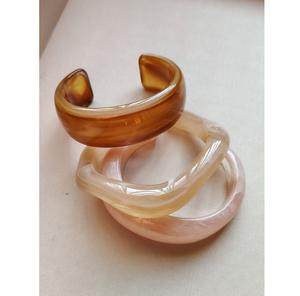 Ensemble de bracelets en résine imperméables de qualité supérieure pour femmes, couleurs riches, surface polie, style moderne et traditionnel, assorti aux tenues. - Product Image 3