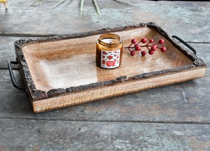 Plateau de service en bois fabriqué à la main avec bords en écorce d'arbre naturel Planche décorative pour collations, apéritifs, divertissements à la maison - Product Image 3