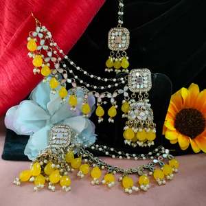 Boucles d'oreilles Jhumka avec accessoire pour cheveux et Maang Tikka, travail de miroir de qualité supérieure, Kundan et perles, allure royale et intemporelle - Product Image 2