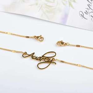 Collier tendance pour femme en acier inoxydable plaqué or 18 carats de haute qualité, chaîne torsadée Singapour avec pendentif lettre délicat, idéal pour mariage et soirée - Product Image 3