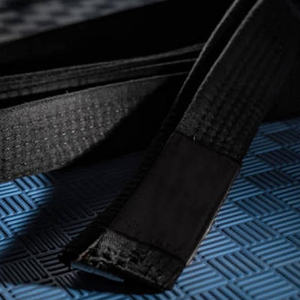 Cinturones de artes marciales de alta calidad de primera calidad, diseño de logotipo OEM personalizado, rayas en diferentes colores, hechos de poliéster y algodón - Product Image 5