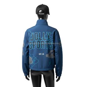 เสื้อแจ็คเก็ตซอฟต์เชลล์สำหรับผู้หญิง ผ้าคุณภาพพรีเมียม ทนทานต่อสภาพอากาศ พิมพ์ลายกราฟิกสีน้ำเงินด้วยเทคนิคการถ่ายเทความร้อน พร้อมโลโก้แบบกำหนดเอง - Product Image 2