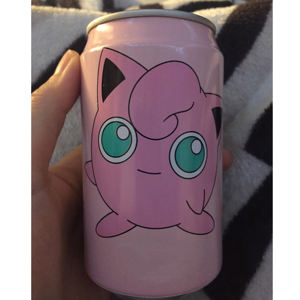 Bebida con Sabor a Melocotón Jigglypuff de Pokémon QDOL de Primera Calidad, Paquete de 24 x 330 ml, Bebida Refrescante de Frutas, Elección Popular - Product Image 1