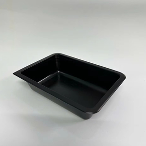 Emballage alimentaire pratique avec des barquettes carrées en plastique et des assiettes jetables adaptées aux supermarchés de viande et aux services de traiteur - Product Image 1