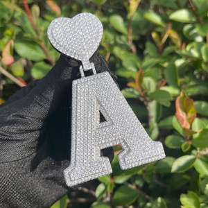 Pendentif Hip Hop de Luxe Personnalisé en Argent 925 Plaqué Rhodium avec Moissanite et Lettres Serties de Diamants pour Femmes et Hommes - Collection Star Dust Fine Jewelry - Product Image 3