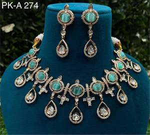 Élégant ensemble de bijoux de mariée Kundan avec diamants américains Superbe collier et boucles d'oreilles en laiton pour les mariages et les célébrations - Product Image 2