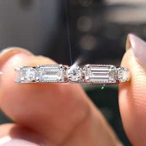 Anillo de Plata de Ley 925 con Moissanita de Corte Baguette Brillante, Media Eternidad, Engaste Milgrain y Puntas, de Moda - Product Image 4