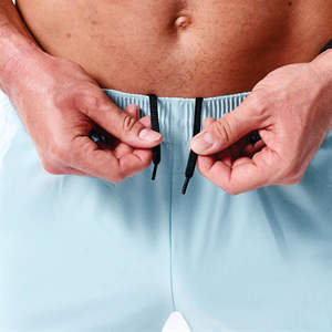 Short de gym en polyester léger pour homme, avec logo personnalisé, short de jogging respirant et à séchage rapide, short de fitness solide et confortable - Product Image 2