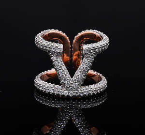 Bague élégante pour femme en or rose 14 carats plaqué rhodium, design classique en forme de V croisé, entièrement sertie de diamants naturels - Product Image 6