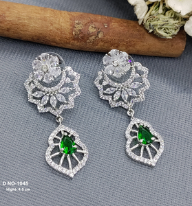 Pendientes radiantes con un diseño elegante para complementar a las mujeres que buscan accesorios únicos y de moda de la India - Product Image 4