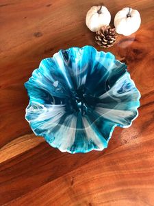 Bol de centre de table en résine de créateur à la silhouette moderne et élégante pour les maisons qui mettent l'accent sur la beauté artistique et la fonction. - Product Image 5