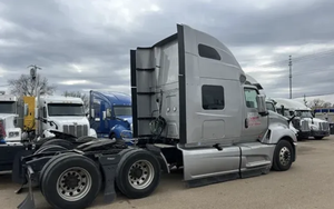 ¡COMPRA AHORA! Manipuladores de servicio pesado para camiones dormitorio LT 450HP 2022 con transmisión automática de 12 velocidades - Listos para enviar. - Product Image 2