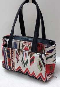 Dans des sacs à main géométriques fabriqués à partir de tissus jacquard 100% coton et idéaux pour la revente par les magasins d'accessoires de mode - Product Image 2