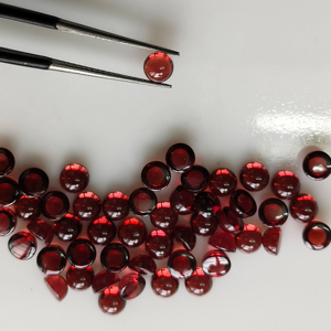 พลอยโกเมนสีแดงสายกลม5มม. ธรรมชาติอัญมณีหลวมคุณภาพที่ยอดเยี่ยมสำหรับการทำเครื่องประดับสร้อยคอ - Product Image 1