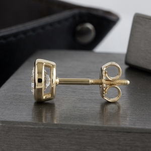 Boucles d'oreilles clous classiques pour hommes en or jaune 18 carats, 4g, serties de diamants de laboratoire taille brillant F VVS2, certifiés IGI - Product Image 3
