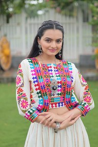 Navratri จิตวิญญาณแบบดั้งเดิมบรรยากาศเทศกาล lehenga choli สำหรับปาร์ตี้ที่มีอยู่ในสีที่แตกต่างกัน - Product Image 2