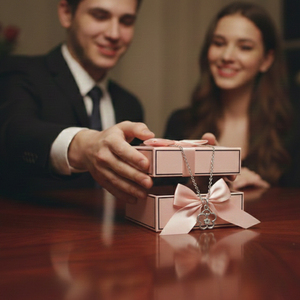 Set Regalo Personalizzato con Catena in Platino e Rose, Scatola per Gioielli a Forma Speciale per Regali - Product Image 6